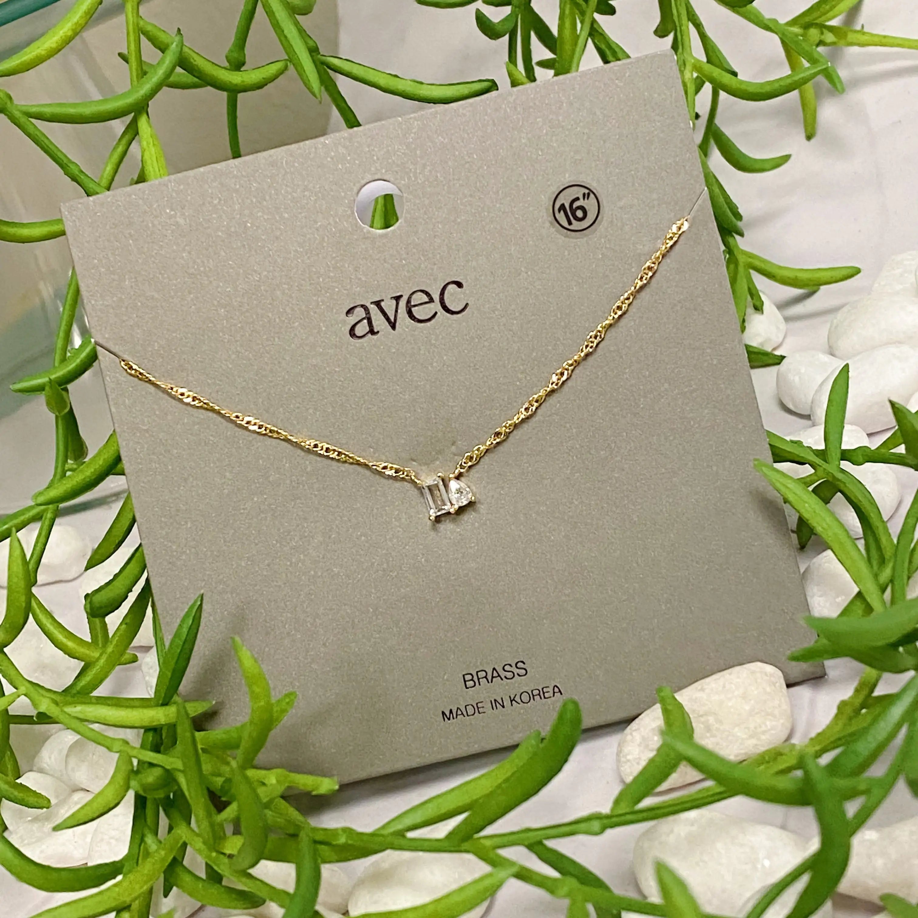 Gold Necklace Pendant: Chic Baguette Cut Stone Design for a Timeless Look smart-purchase