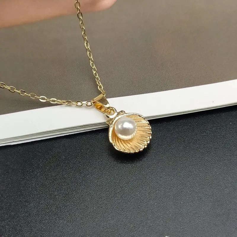 Shell Pearl Pendant: 18k Gold Heart Locket Necklace for Elegant Beach-Inspired Style