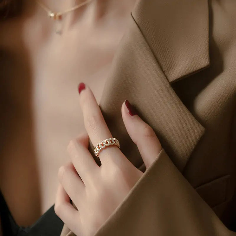 Minimalist Rings – Twist Design Rings for Modern Elegance