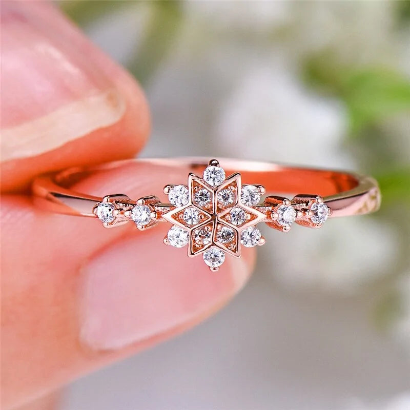 Gold Floral Ring – Luxury Flower Snowflake Ring for Elegant Women