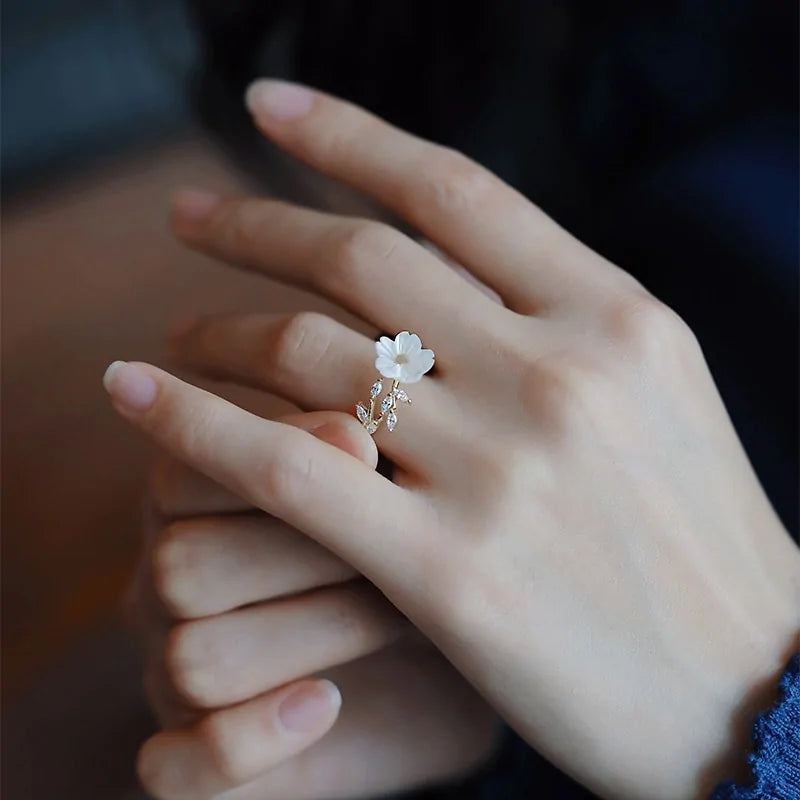 Unique Gold Rings – White Shell Flower Opening Rings for Elegant Style