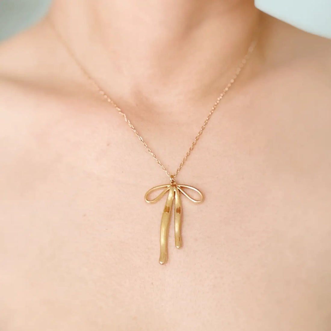 Stylish Bow Pendant Necklace: Pandora Locket Necklace for Chic Elegance