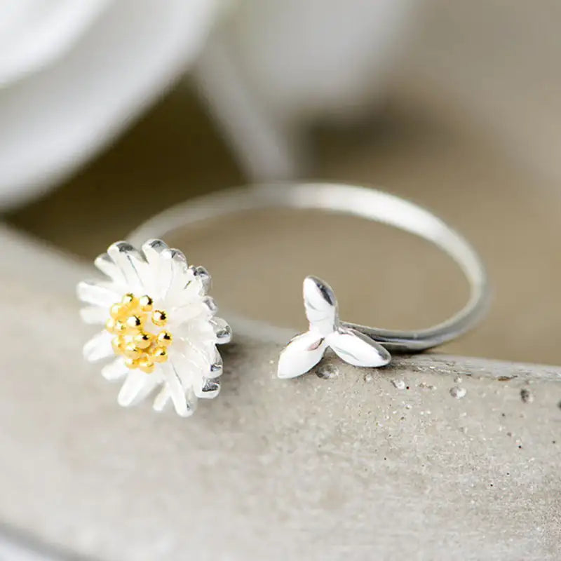 Gold Floral Ring – Vintage Daisy Flower Rings for Charming Elegance