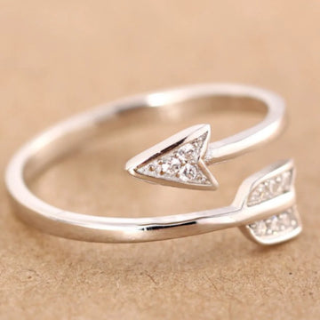 Arrow Rhinestone Ring – Dazzling & Trendy Black Gold Ring with Sparkling Details